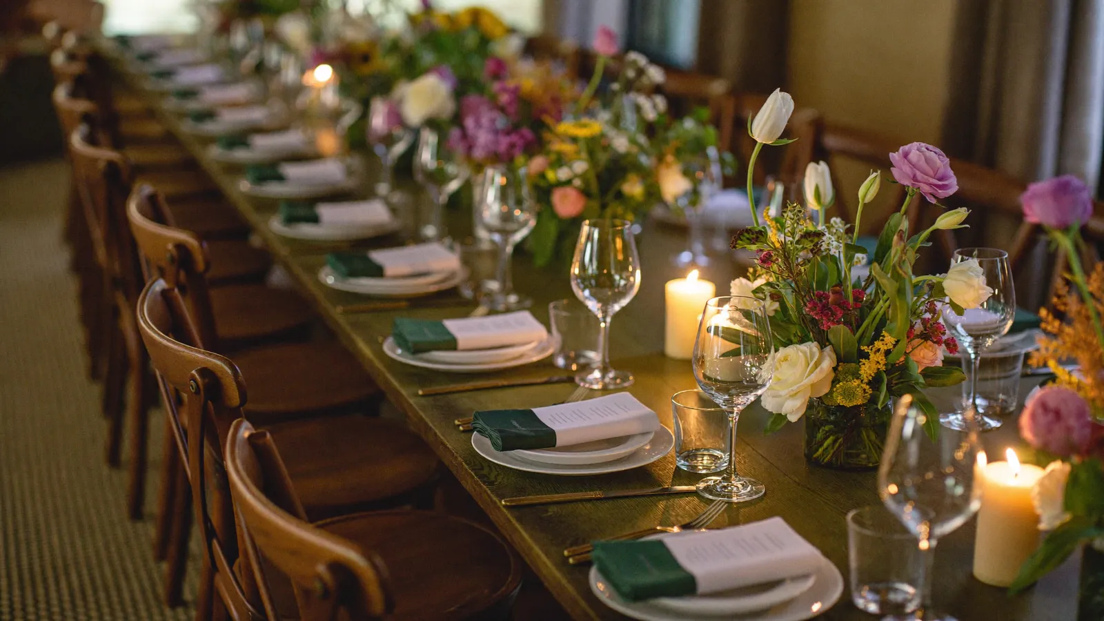 Festlich gedeckte Tafel im Nebenzimmer des Lindenhofs