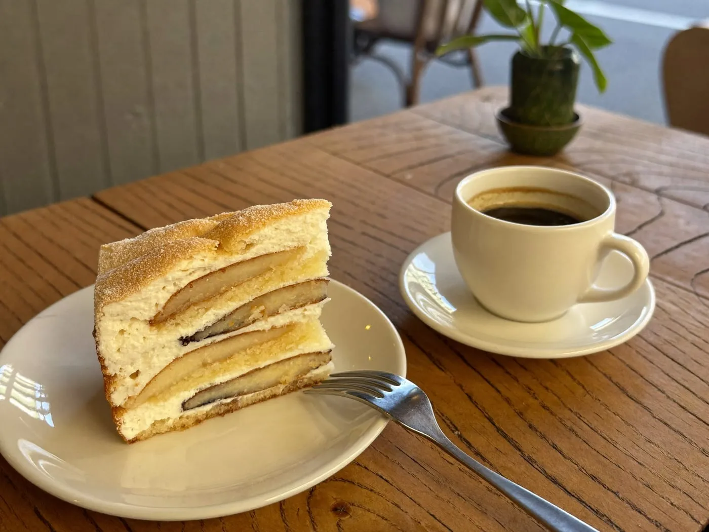 Hausgemachter Apfelstreuselkuchen mit einer Tasse Kaffee