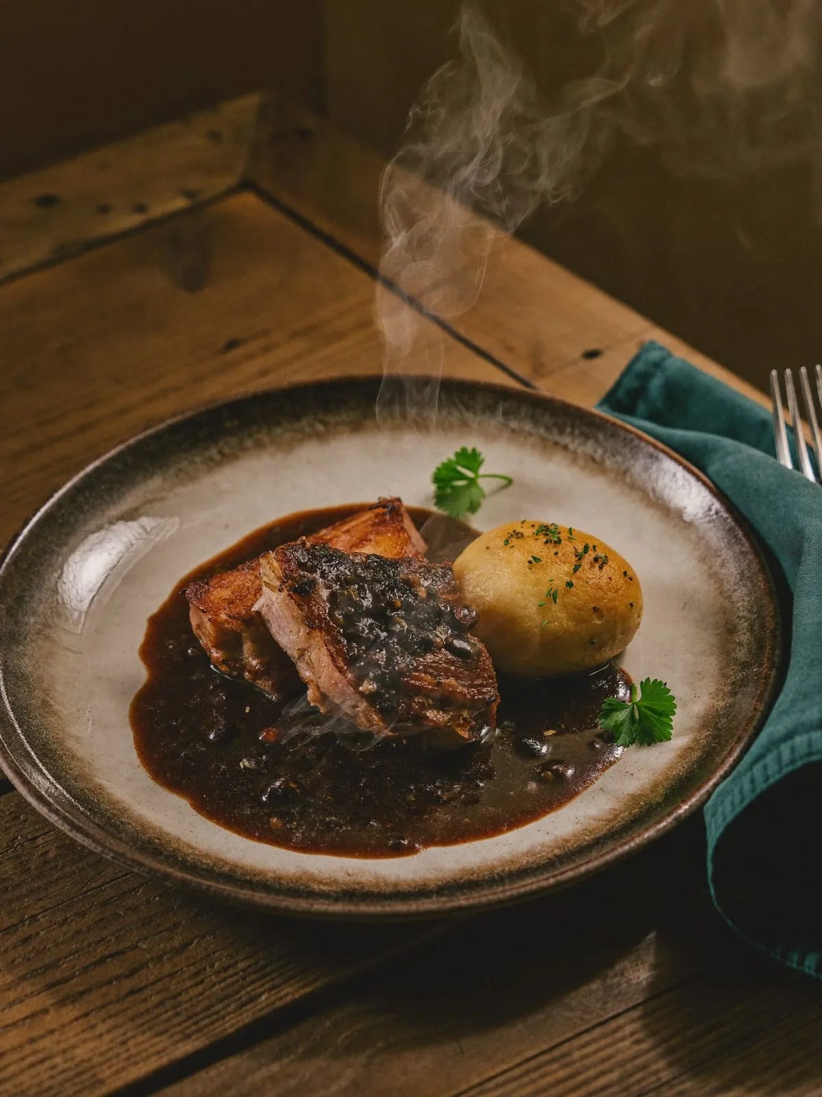 Bayerischer Schweinsbraten mit Knödel und dunkler Soße